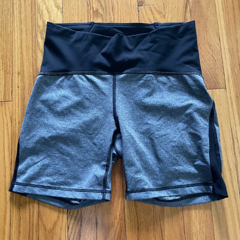 Lululemon grey/black train times bike shorts with mesh sides size 8 NWOT
